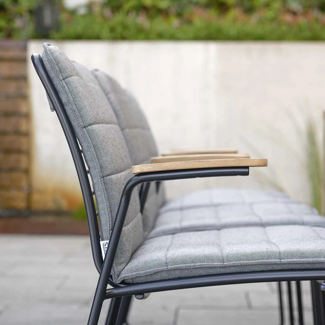 Stern Levi Stapelsessel Edelstahl/Teakarmlehnen Anthrazit 8 Stern Levi Stapelsessel Edelstahl/Teakarmlehnen Anthrazit – Bild 6