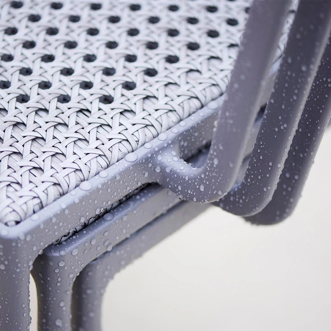 Cane-Line Less Stapelstuhl Aluminium/Geflecht Light Grey 4 Cane-Line Less Stapelstuhl Aluminium/Geflecht Light Grey – Bild 2