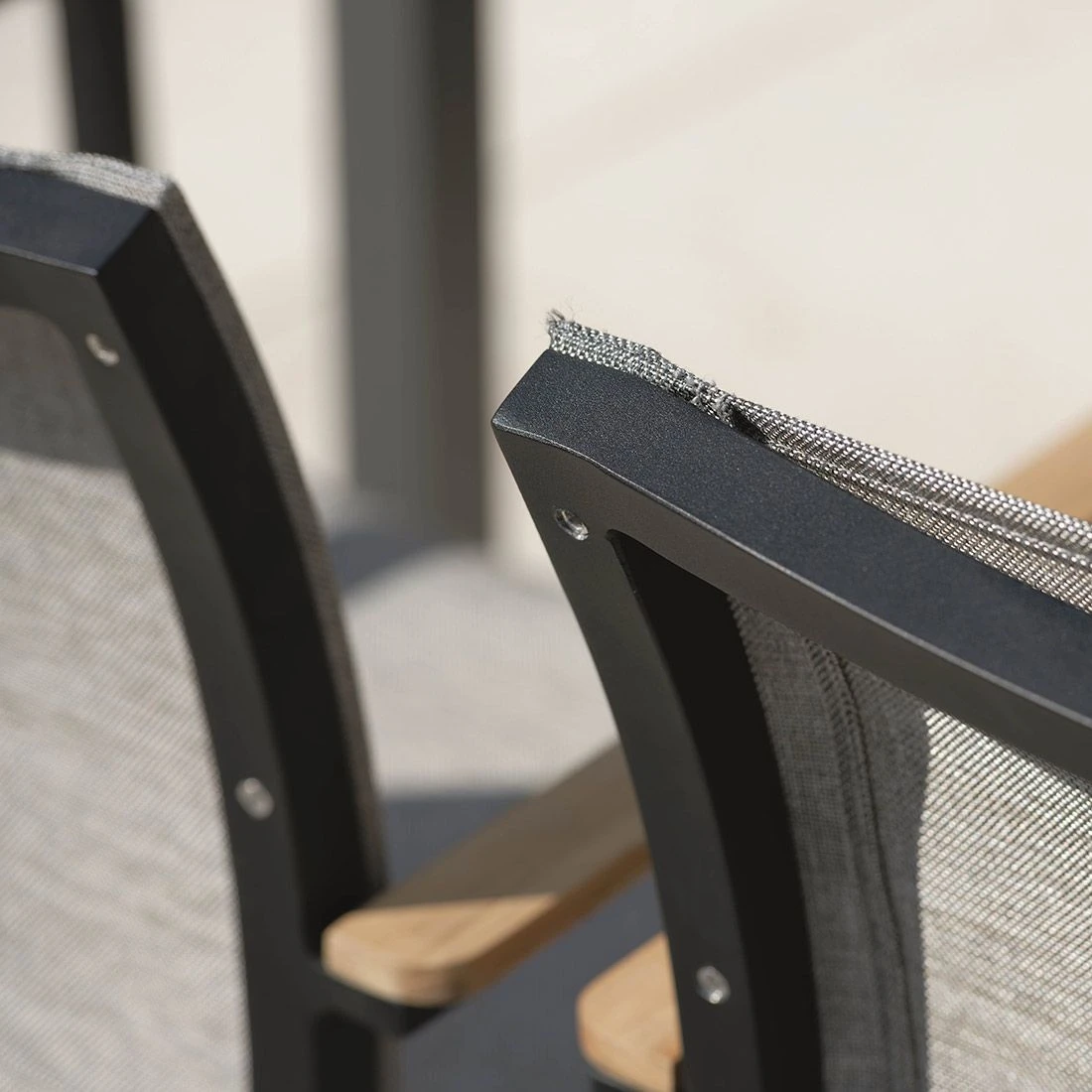 Stern Tilo Dining Stapelsessel Aluminium/Textilene Schwarz Matt/Leinen Grau 11 Stern Tilo Dining Stapelsessel Aluminium/Textilene Schwarz Matt/Leinen Grau – Bild 9